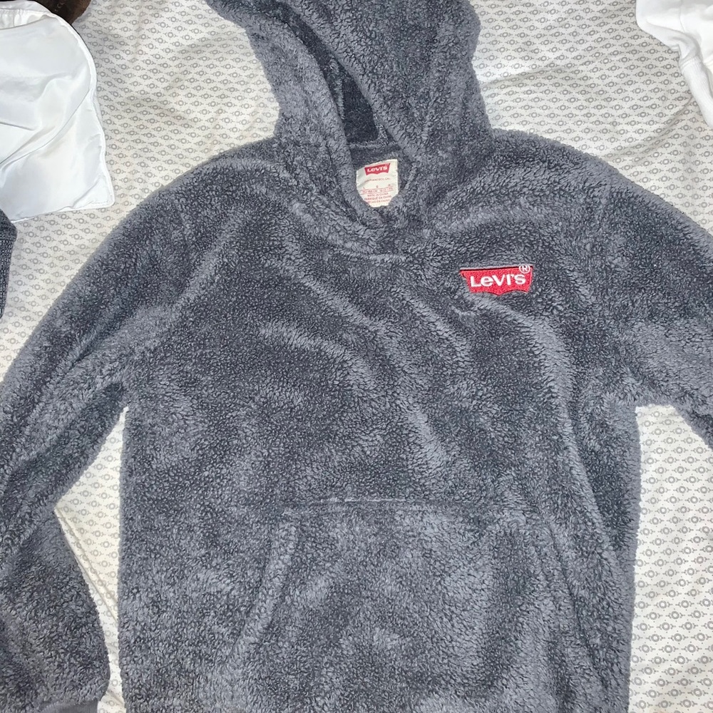 levi’s fluffy sweatshirt